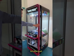 Wielkie zabawne wypchane zabawki z pluskwą, żuraw, maszynę z pazurami, arcade, nagrodę, sprzedaż, maszyna do zabawek.